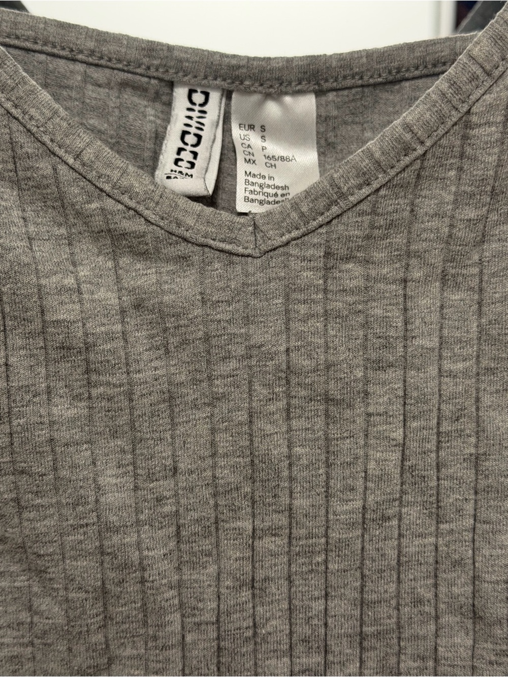 H&M Ribbed V-Neck Cropped Tank Top - Gray - Picture 2 of 3